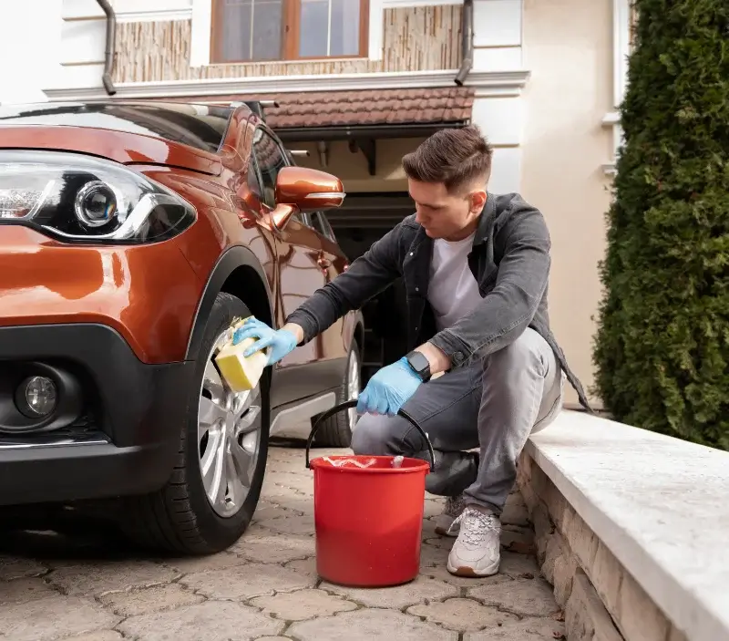 Lavage auto à domicile Sort-en-Chalosse : professionnel intervenant sur un véhicule